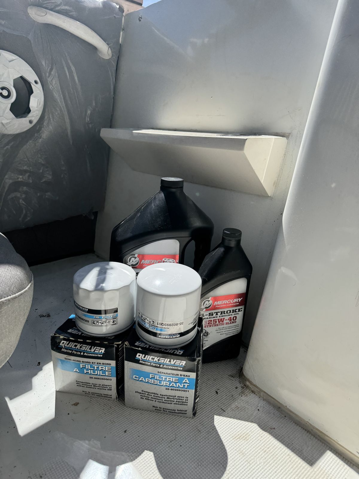 Filtros y aceite para service de motor náutico
