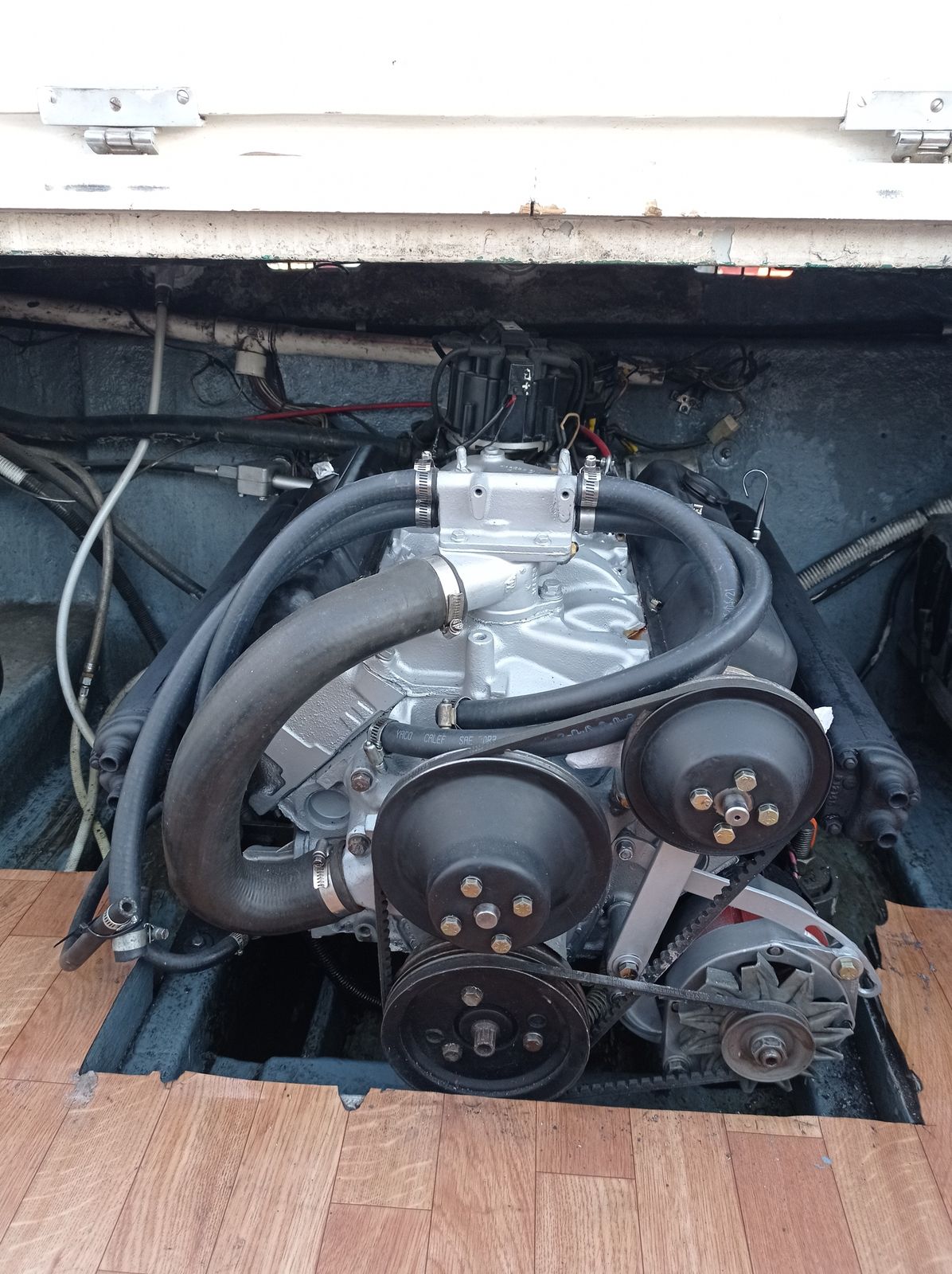 Motor náutico reparado, con correas y poleas nuevas