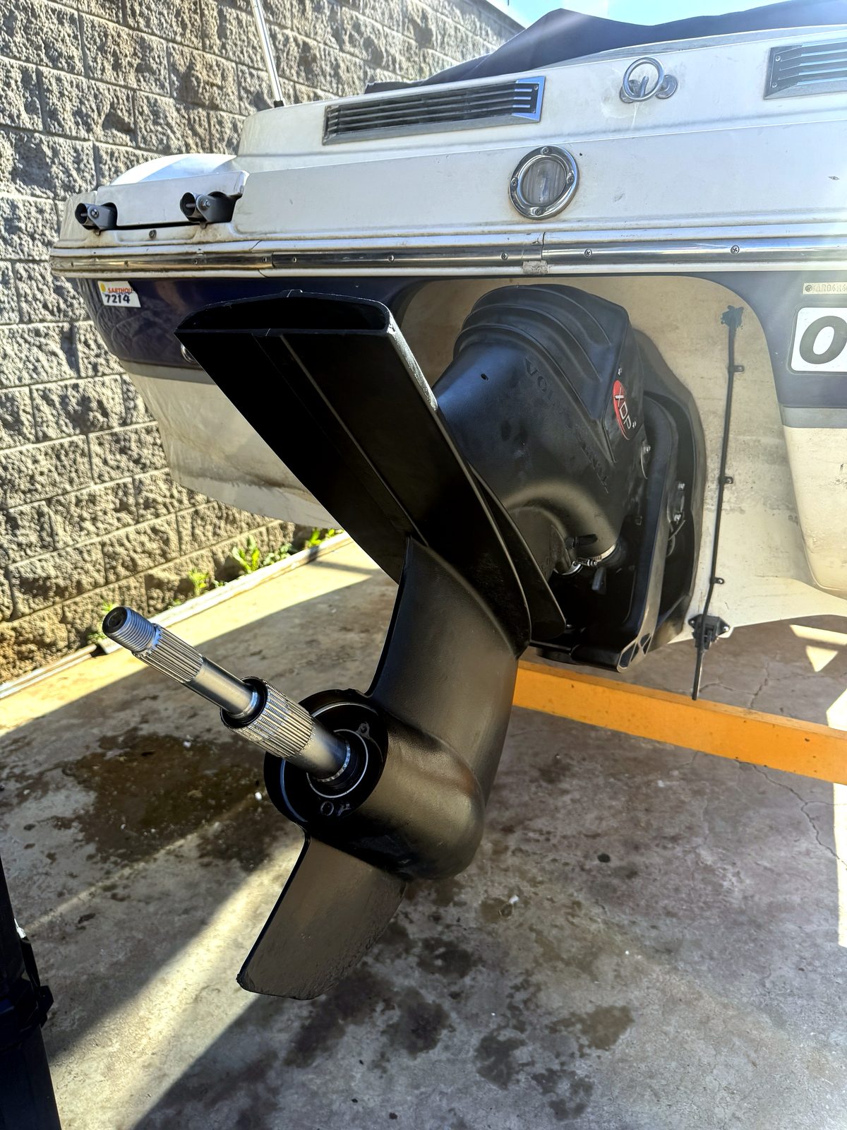 Pata de motor nueva, con hélice, instalada en una embarcación